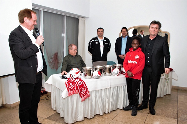 Die Losfeen Manne Lucha und Spieler Raphael bei der U11 Auslosung