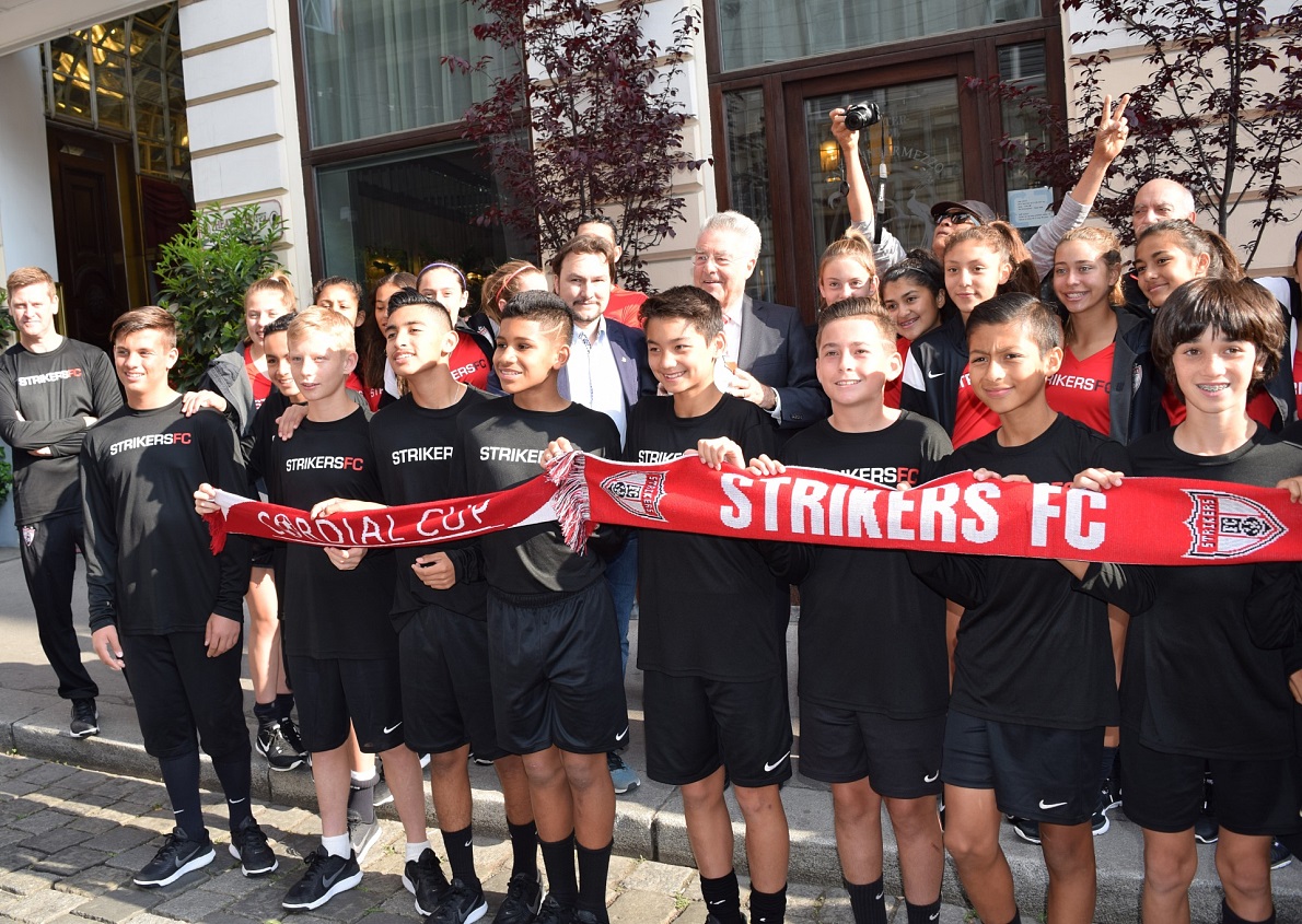 Bundespräsident mit Strikers FC 2